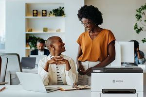 Xerox C240: компактний кольоровий друк для офісу та віддаленої роботи