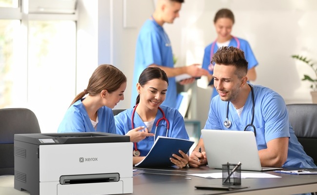 Команда медичного офісу та Xerox C300