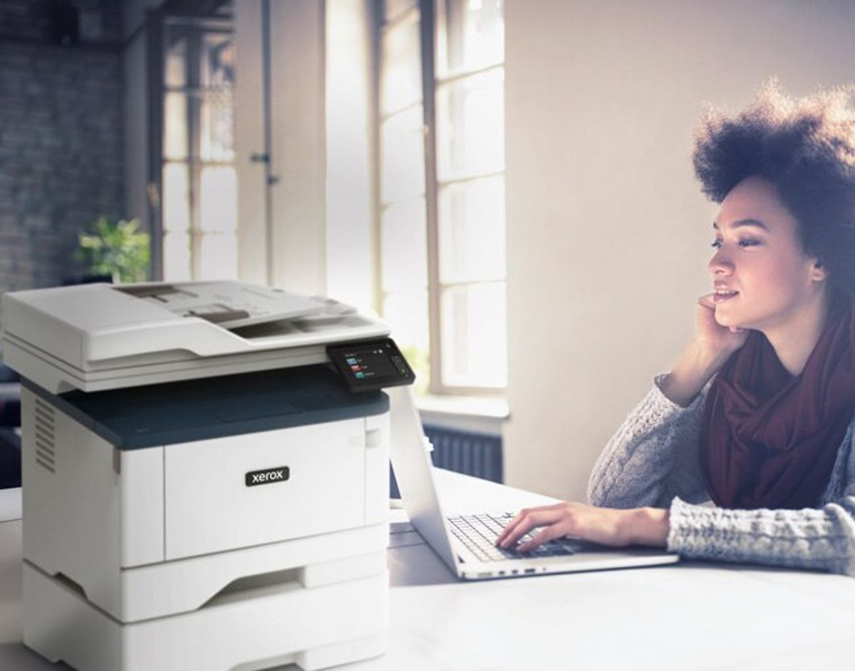 Співробітниця працює поруч із Xerox B315